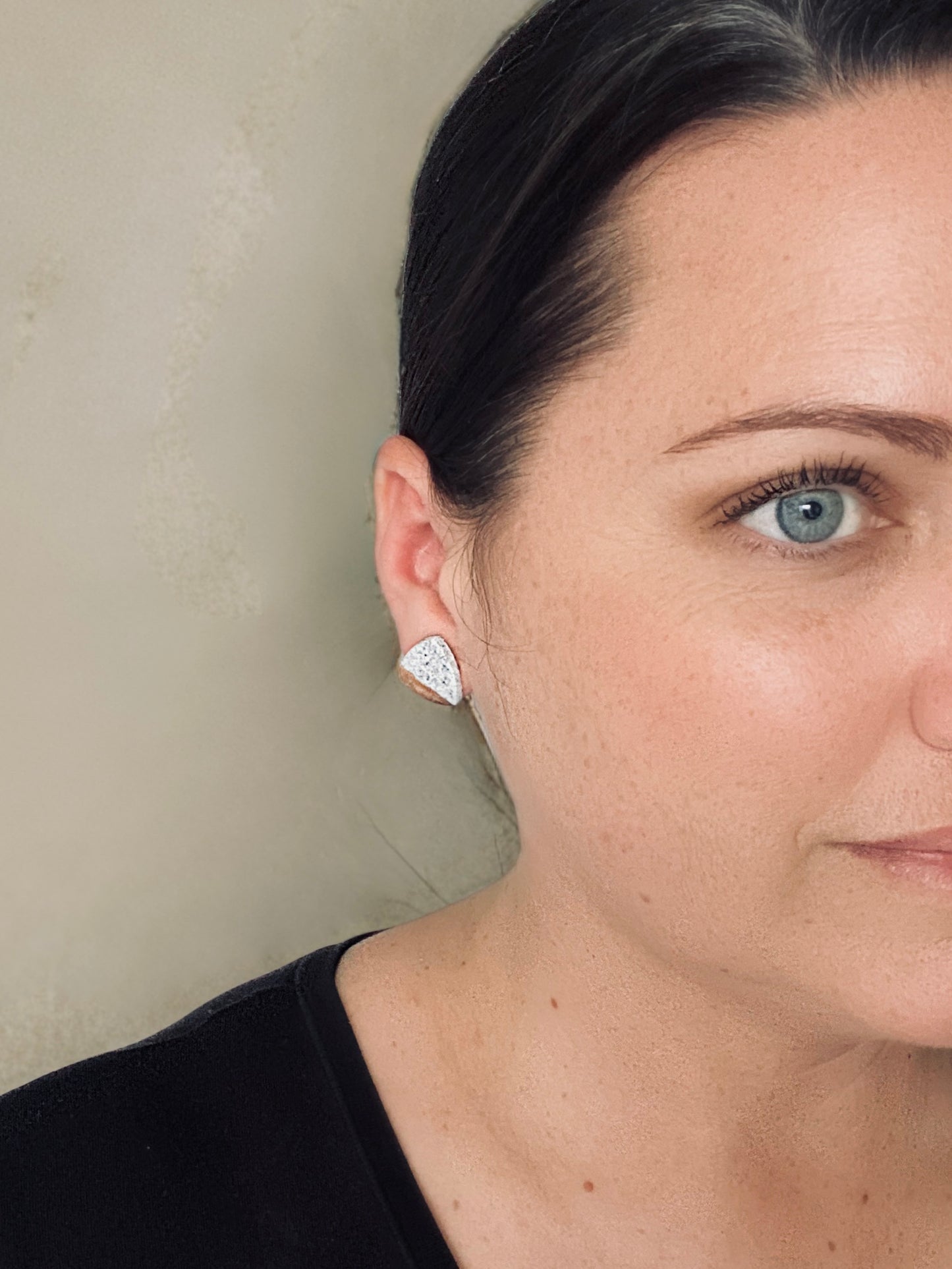 CALLIE TRIANGLE STUDS natural