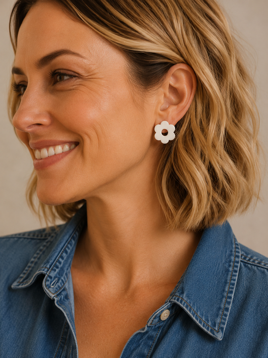 ROUND FLOWER STUDS - white