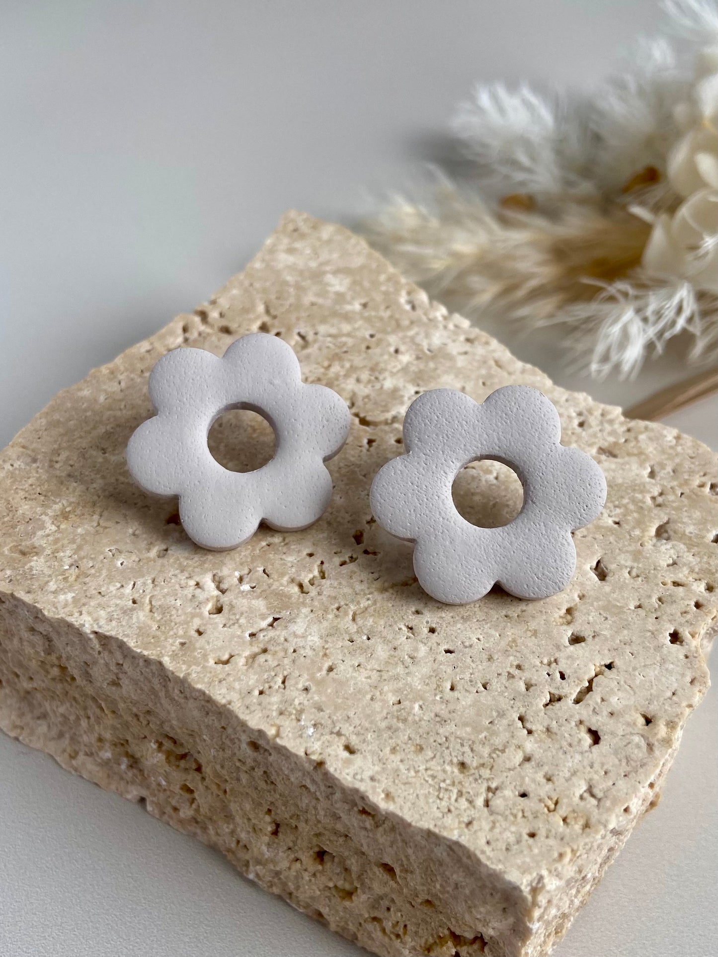 ROUND FLOWER STUDS- natural