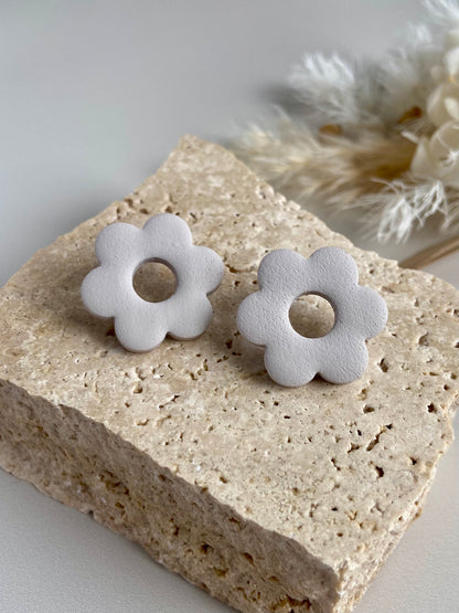 ROUND FLOWER STUDS- natural