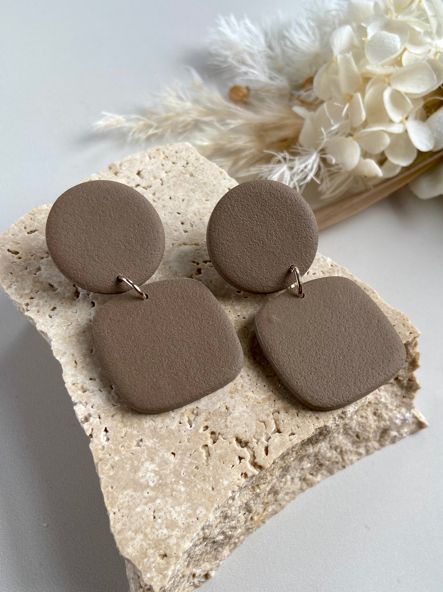 SARAH DANGLES -chocolate