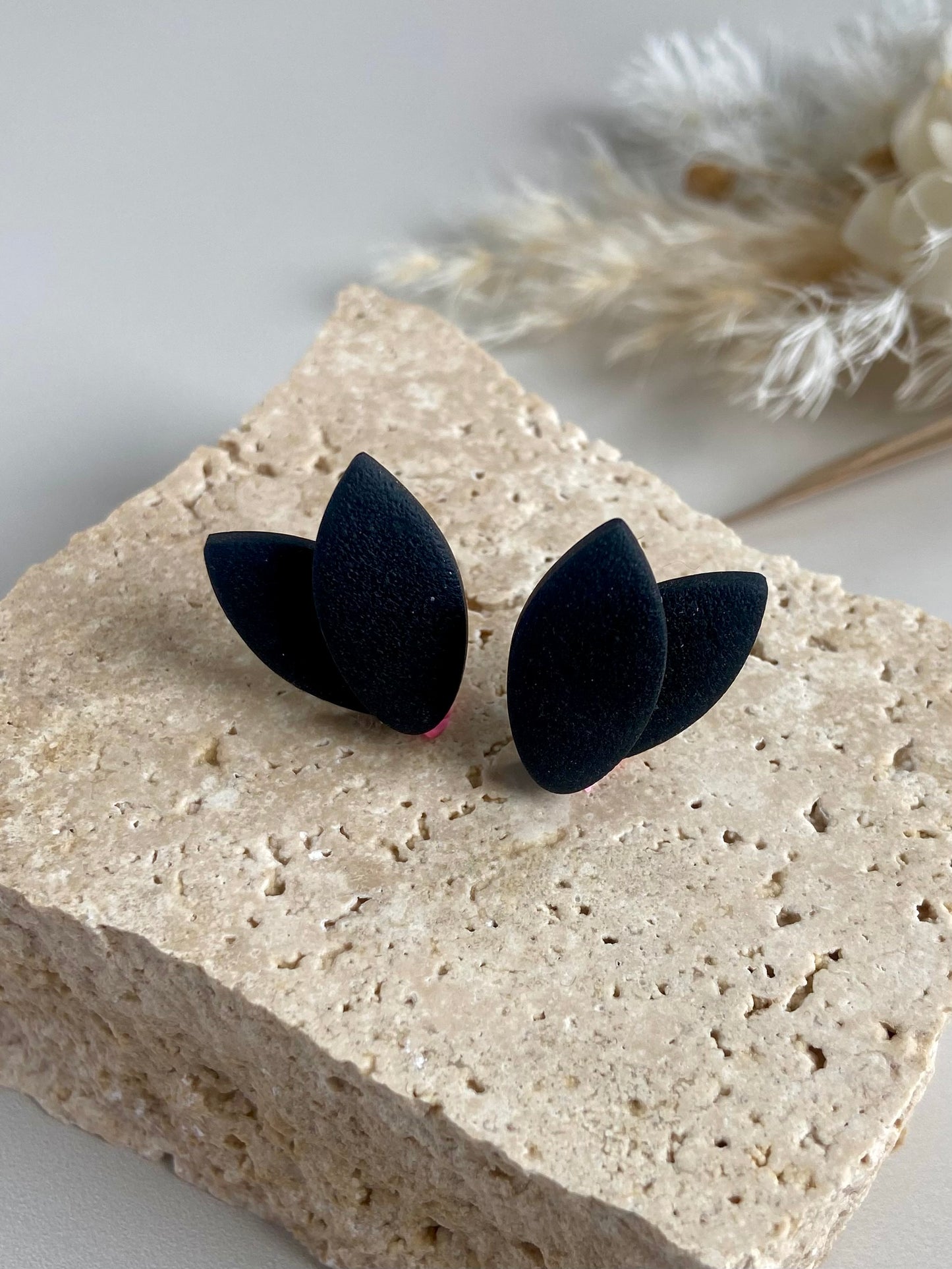 FLEUR STUDS- black