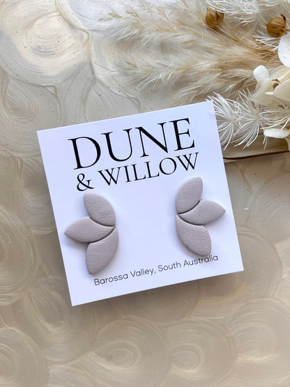 PETAL STUDS- natural