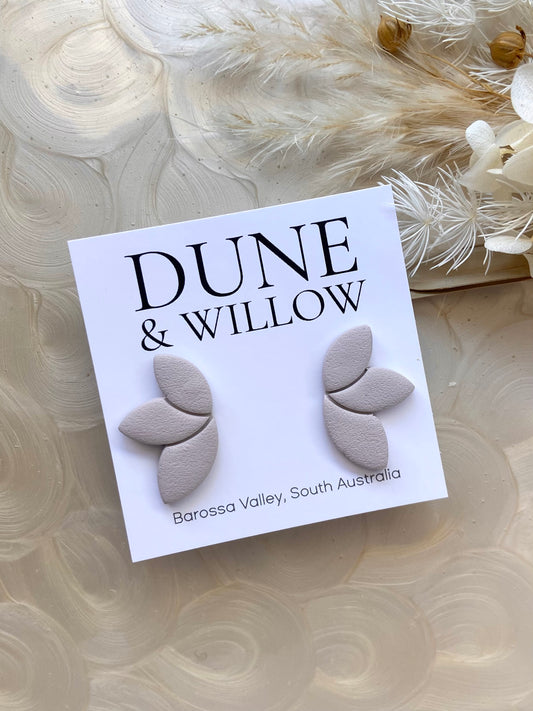 PETAL STUDS- natural