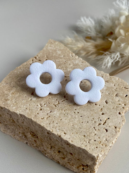 ROUND FLOWER STUDS - white