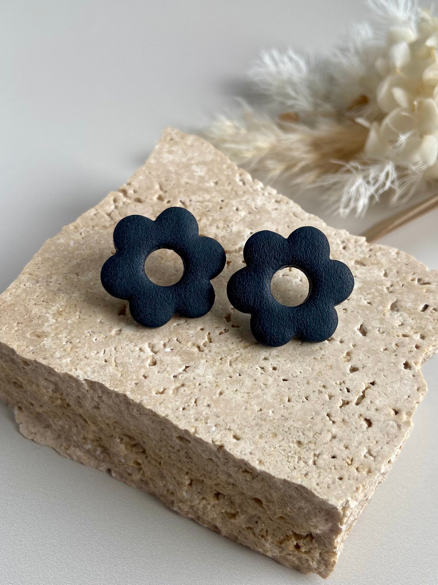 ROUND FLOWER STUDS- black