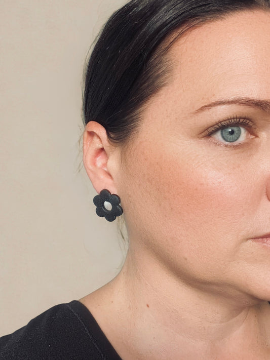 ROUND FLOWER STUDS- black
