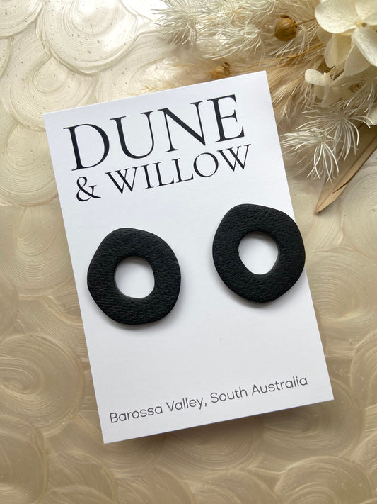 ORGANC RING STUDS -black