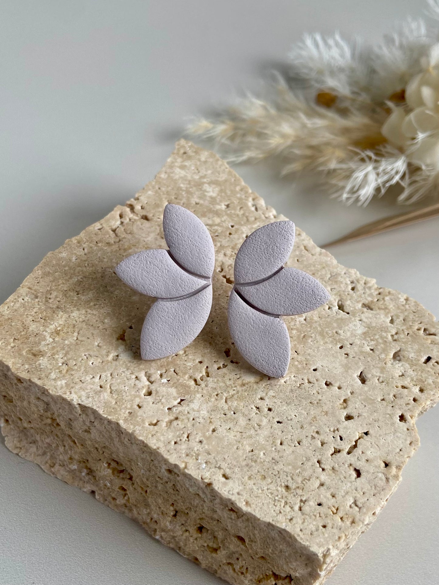 PETAL STUDS- natural