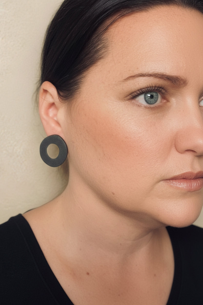 ORGANC RING STUDS -black