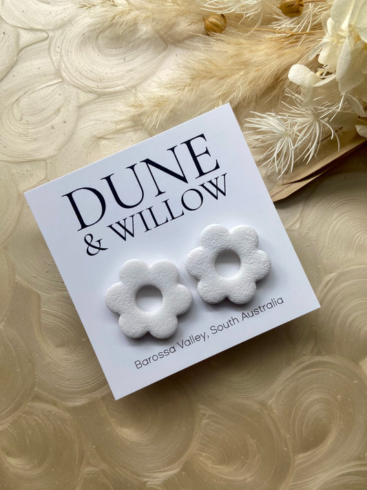 ROUND FLOWER STUDS - white