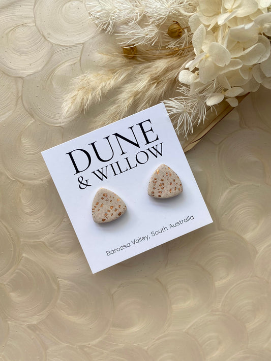 CALLIE TRIANGLE STUDS natural
