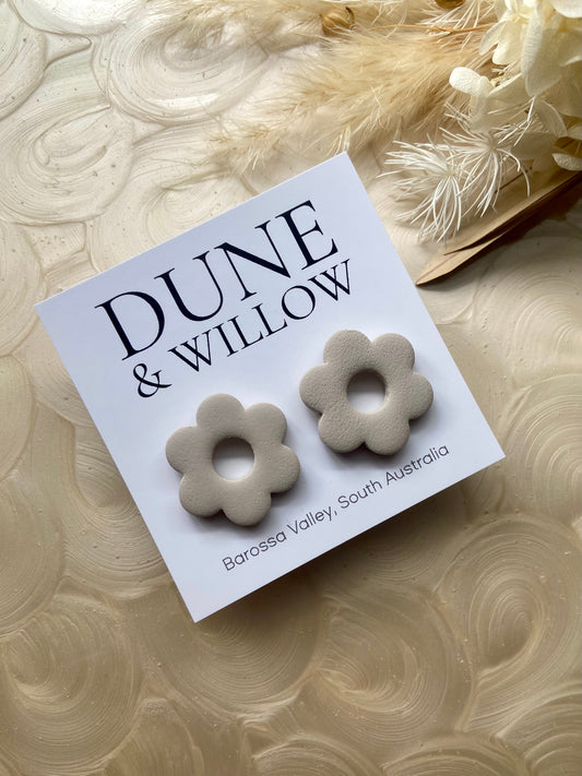 ROUND FLOWER STUDS- natural