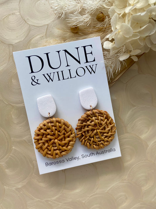 RATTAN DANGLES white