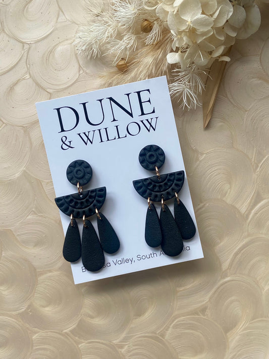 LOLA DANGLES- black